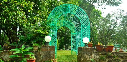 Taman di luar The Tredis Heritage by the Lake