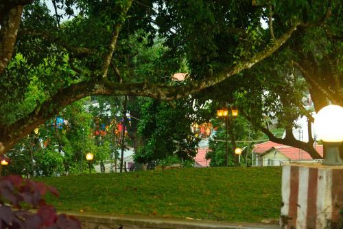 Taman di luar The Tredis Heritage by the Lake