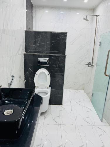 Un baño de Regency Apartments