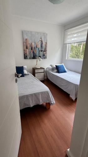 a bedroom with two beds and a window at Lindo departamento vista Club de golf Santo domingo, cerca de parque Tricao in Santo Domingo