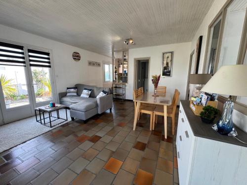 un salon avec un canapé et une table dans l'établissement Maison Spacieuse tout près de La Mer, à La Tranche-sur-Mer