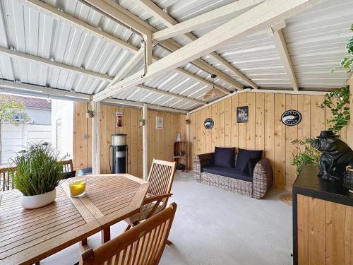un salon avec une table et un canapé dans l'établissement Charmante maison 2 chambres avec cour et jardin, à Sainte-Savine