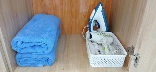 um quarto com uma toalha, um secador de cabelo e uma cesta em Duc Hanh Apartment em Da Nang