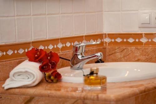 un lavandino in bagno con rubinetto e asciugamano di Villas Costa Papagayo a Playa Blanca
