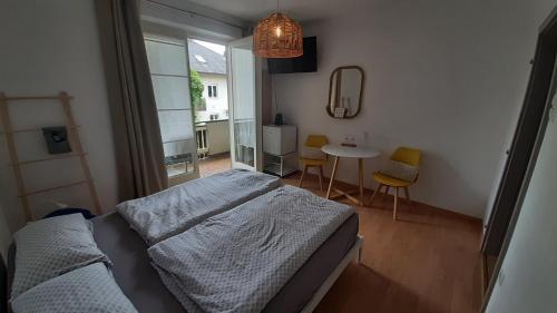 Postel nebo postele na pokoji v ubytování Barbara's Zimmer im Zentrum