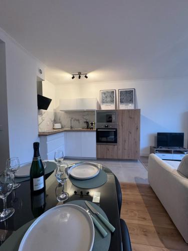 - un salon avec une table et deux verres à vin dans l'établissement Fully renovated studio, steps from beach with a sunny terrace and free wifi, à Antibes