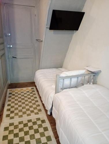 Photo de la galerie de l'établissement Acacia - Studio Center Thiers - Free Parking - Self-check-in, à Thiers