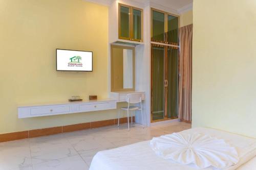 Televisyen dan/atau pusat hiburan di Thmor Keo Guest House in Kampot Cambodia