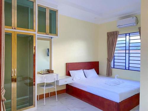 Katil atau katil-katil dalam bilik di Thmor Keo Guest House in Kampot Cambodia