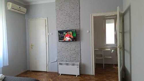 Televisyen dan/atau pusat hiburan di Apartment Nataly