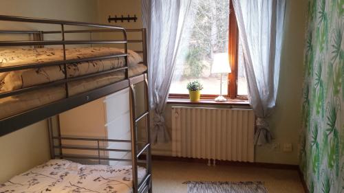 מיטה או מיטות קומותיים בחדר ב-Villa Gården