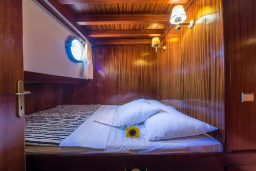 Katil atau katil-katil dalam bilik di Charming Cabin on MSY Alisa Week Long Island Hopping Adventure Through Dalmatian Coastal Gems