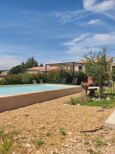 - une piscine avec un banc et une table dans l'établissement Gite l'épinette, à Saint-Saturnin-lès-Apt