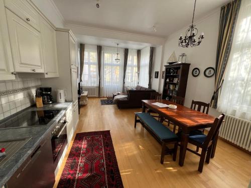 Kuchyň nebo kuchyňský kout v ubytování Schöne Ferienwohnung in Seebad Bansin 200m vom Strand (Heringsdorf, Kaiserbäder, Usedom)