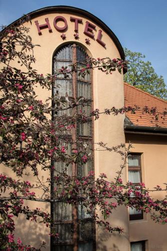 a building with a large window with pink flowers at Hotel Bobbio in Budapest