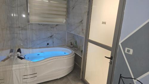 Lago Suites Hotelにあるバスルーム