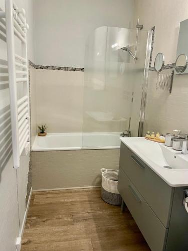 une salle de bain avec une baignoire, un lavabo et une douche dans l'établissement Studio - MARINA 6, à Saint-Jean-de-Monts