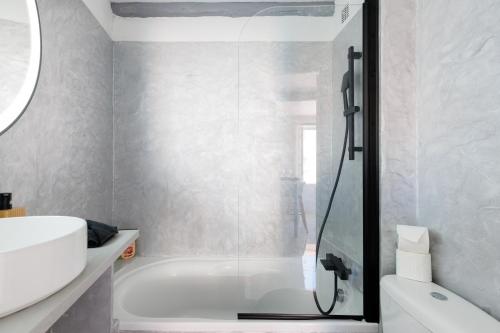une salle de bain blanche avec une baignoire et un lavabo dans l'établissement Renoveted studio - Central - AC, à Cannes