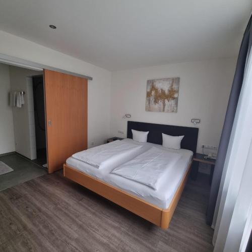 Ένα ή περισσότερα κρεβάτια σε δωμάτιο στο Hotel Central