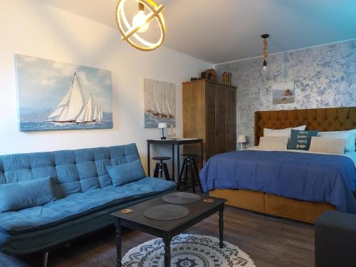 Un dormitorio con una cama y un sofá azul. en Apartment Melody, en Dubrovnik