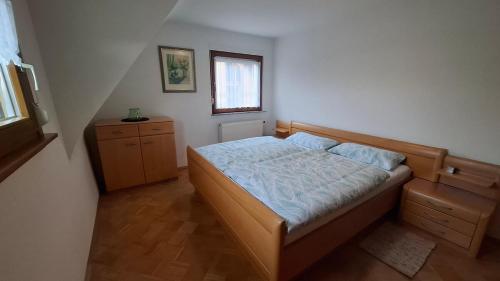 Un dormitorio pequeño con una cama y una ventana. en Haus am Röthel, en Lauf