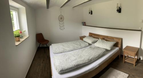 a bedroom with a bed with white sheets and pillows at Ferienwohnung Seestraße in Plau am See