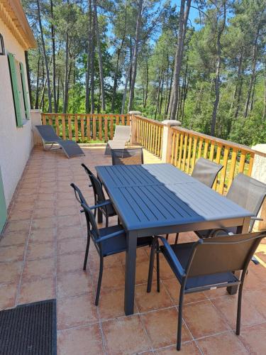 une table et des chaises bleues sur une terrasse dans l'établissement L'art dés choix, à Saint-Alexandre