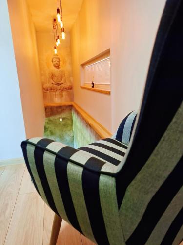 a black and white chair in a room at Zenovna - Reset v Beskydech in Frýdlant nad Ostravicí
