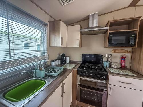Küche/Küchenzeile in der Unterkunft Lovely 6 Berth Caravan At St Osyth Beach Holiday Park Ref 28059Fv