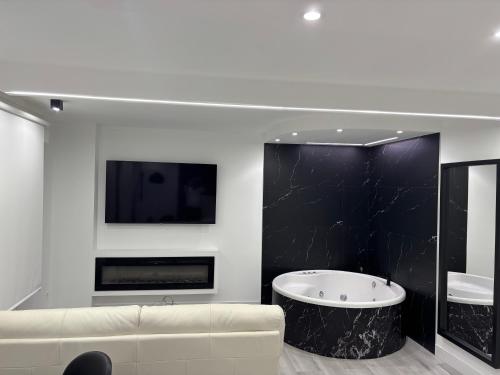 B&W Suite Andrés de la Llosa