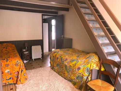 une chambre avec un lit et un lit superposé dans l'établissement La Faute sur Mer Maison de famille 20M des plages, à L'Aiguillon-la-Presqu'île