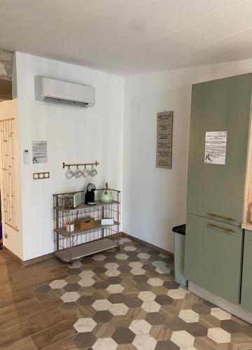 Cette chambre dispose d'un réfrigérateur et de carrelage. dans l'établissement Gîte la route des vins de Mahé, à Chouzé-sur-Loire