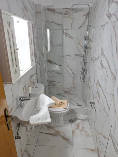 a bathroom with a sink and a toilet and a shower at 85 sqm Apartments New Panorama ELECTRIC CAR ΦΩΡΤΗΣΗΣ STATION in Paralion astros
