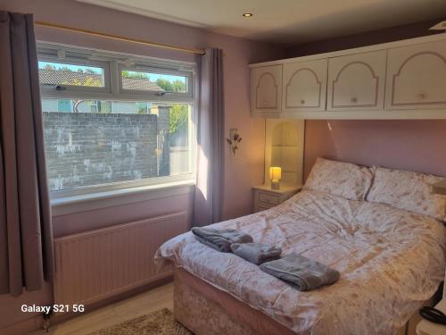 Postel nebo postele na pokoji v ubytování Serene Family Home and Gardens