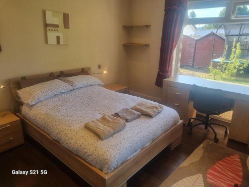 Postel nebo postele na pokoji v ubytování Serene Family Home and Gardens