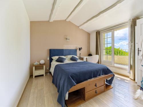 una camera da letto con un letto e una grande finestra di Villa Sainte Colombe a Vence