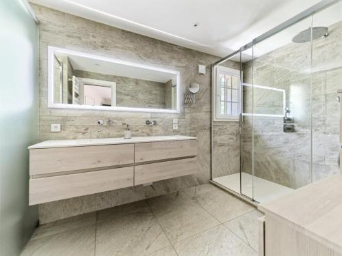 un bagno con lavandino e doccia di Villa Sainte Colombe a Vence