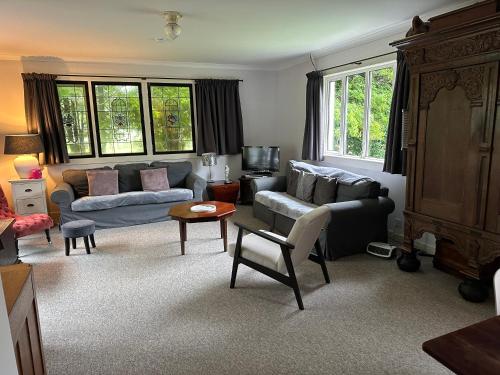 ein Wohnzimmer mit Sofa und Tisch in der Unterkunft Highland cottage Fort William in Fort William