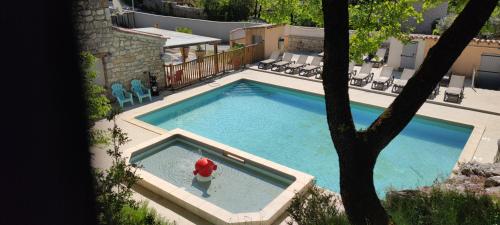 Πισίνα στο ή κοντά στο Chalet dans Camping 3 étoiles à Vogüé
