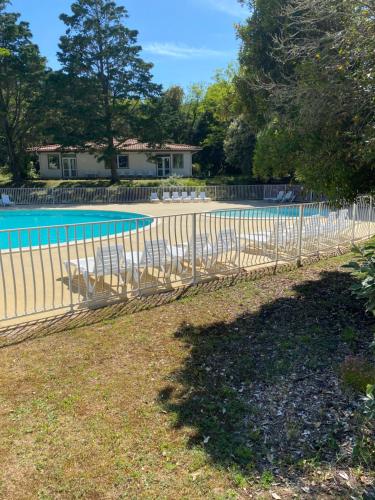 une clôture autour d'une piscine dans une cour dans l'établissement Île D oleron a 300m de l océan, à Saint-Georges-dʼOléron