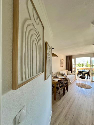 un salon avec un canapé et une table dans l'établissement La Méditerranée comme vous l'aviez rêvée, à Saint-Raphaël