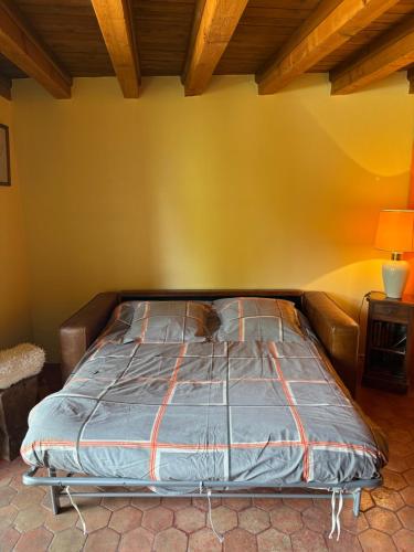 a bed in the corner of a room at Chambre La Dracysienne in Dracy-le-Fort