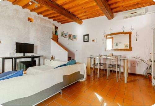 a living room with a bed and a table with chairs at Casa Gelso in Scandicci