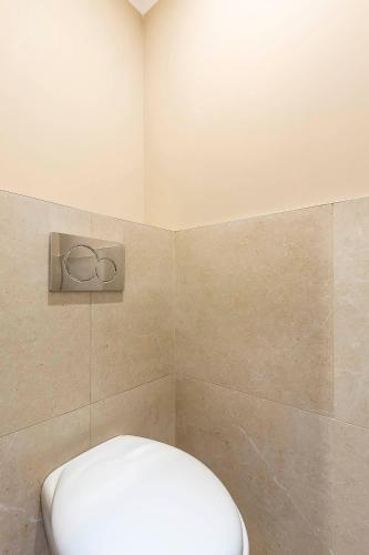 a bathroom with a white toilet in a corner at Loft Spacieux pour 10 personnes avec Terrasse in Nice