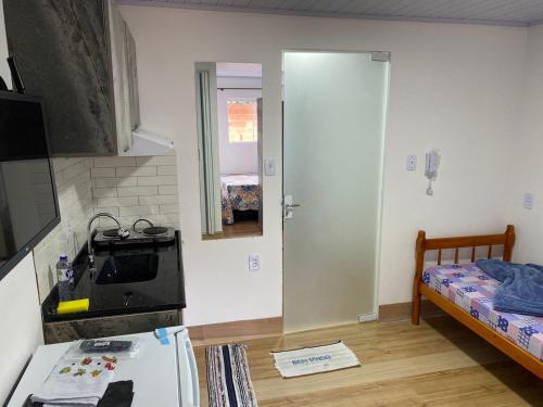 a small room with a kitchen and a bed at Loft e Suites Temporada in Balneário Camboriú