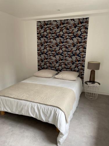 - une chambre avec un grand lit escamotable dans l'établissement APPARTEMENTS DE CHARME dans quartier médiéval, à Domfront