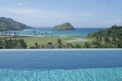 a view of the ocean from a swimming pool at Ripple Are Guling Beach, South Lombok in Kuta Lombok