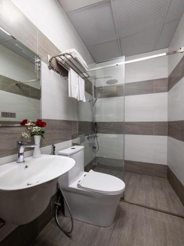 a bathroom with a toilet and a sink at Cat Ba Seoul 2 Hotel & Apartment in Cat Ba