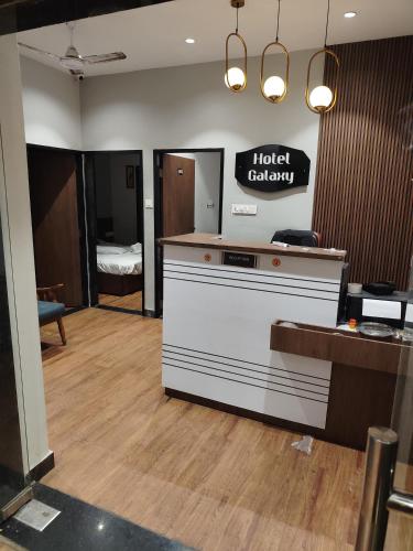 JāmbにあるHotel galaxyの壁にホテルギャラリーの看板が掲げられたロビー