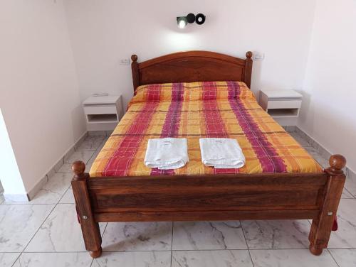 a bed with two towels sitting on top of it at Alojamiento colibrí in La Porteña